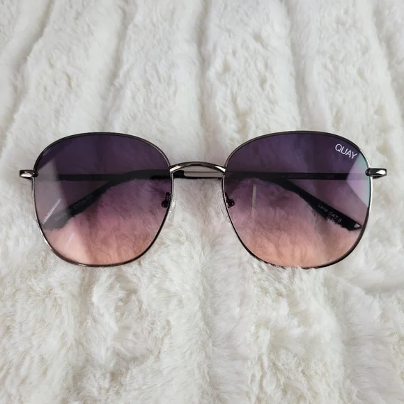 QUAY // ltd ed chrissy teigen collab round gunmetal frames  display picture 2
